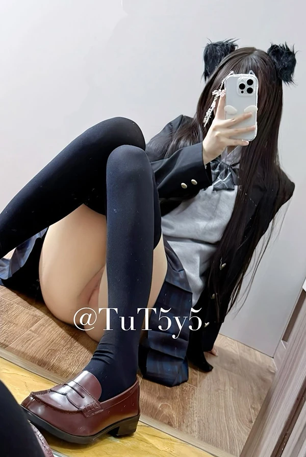 推特美女@TuT5y5 死库水+开档黑丝尺度福利